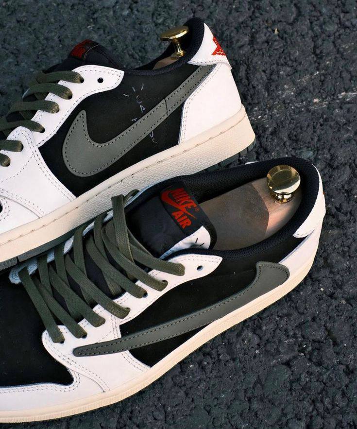 Jordan x Travis Scott Air Jordan 1 Low OG "Olive" 
36-45 AVAILABLE 🤩
230 dhs✅

Zain242
♥️♥️♥️