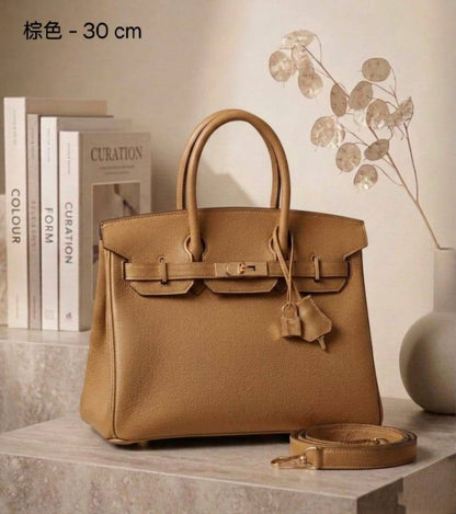 HERMES

 ʙɪʀᴋɪɴ SOFT ʟᴇᴀᴛʜᴇʀ ɢᴏʟᴅ ʜᴀʀᴅᴡᴀʀᴇ ᴡɪᴛʜ ʟᴏɴɢ ʙᴇʟᴛ sᴛʀᴀᴘ 

sɪᴢᴇ : 30 cm
ɢᴏᴏᴅ ǫᴜᴀʟɪᴛʏ ᴍᴀᴛᴇʀɪᴀʟ 

115 dhs🇦🇪🇦🇪

Zain31
♥️♥️♥️