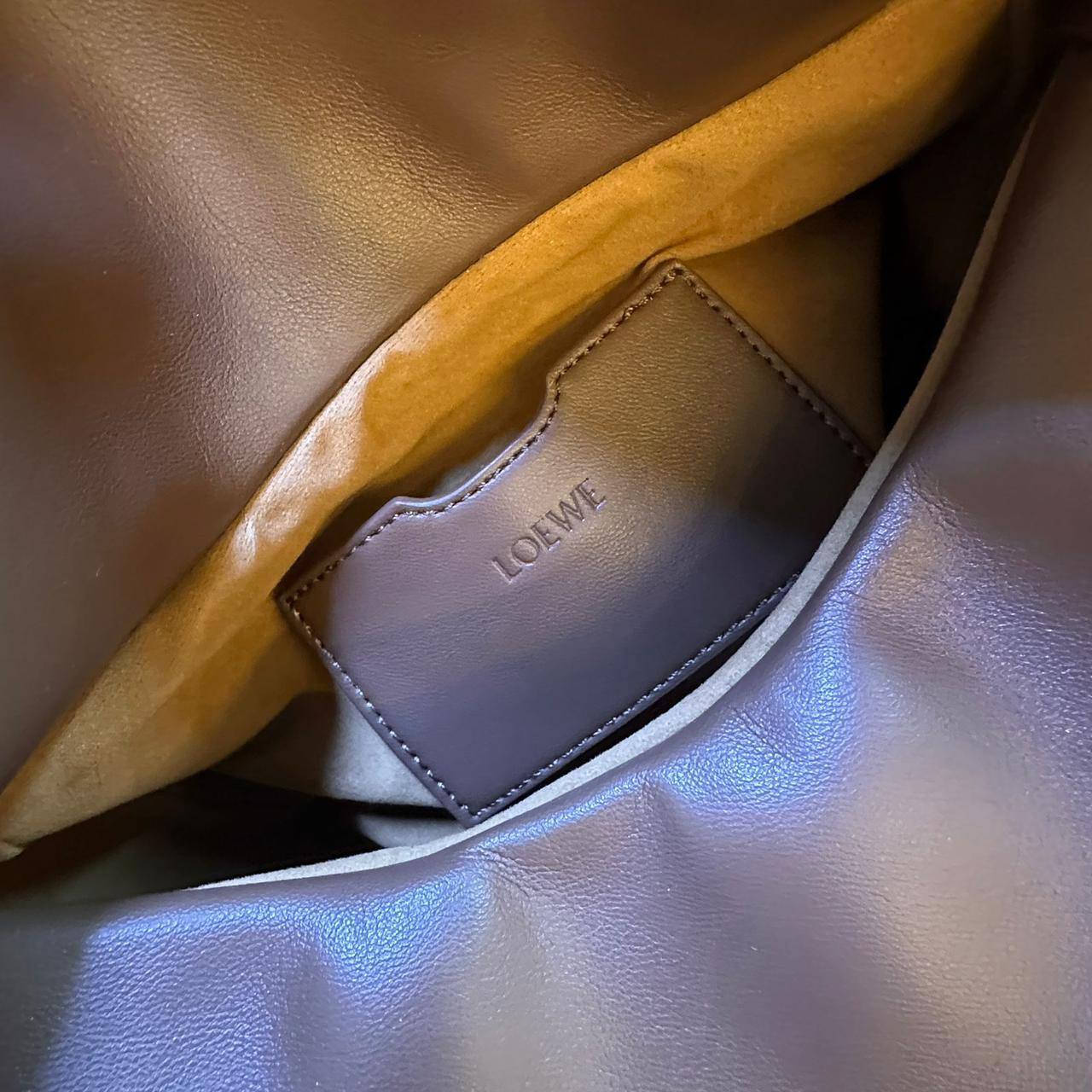 LOEWE 

COPY ONE NEW CAME 
WITH BOX 
🎁🎁🎁

155 dhs🪙🖤

Zain39
♥️♥️♥️