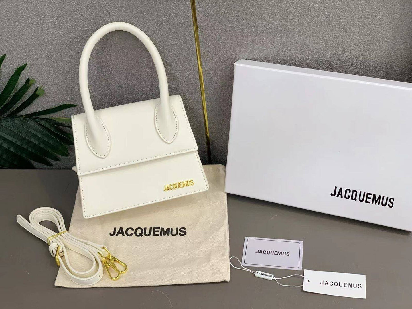 JACQUEMUS
SIZE  ………19CM 🥰
95 dhs❣️
with BOX🌷

Zain51
♥️♥️♥️