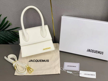 JACQUEMUS
SIZE  ………19CM 🥰
95 dhs❣️
with BOX🌷

Zain51
♥️♥️♥️