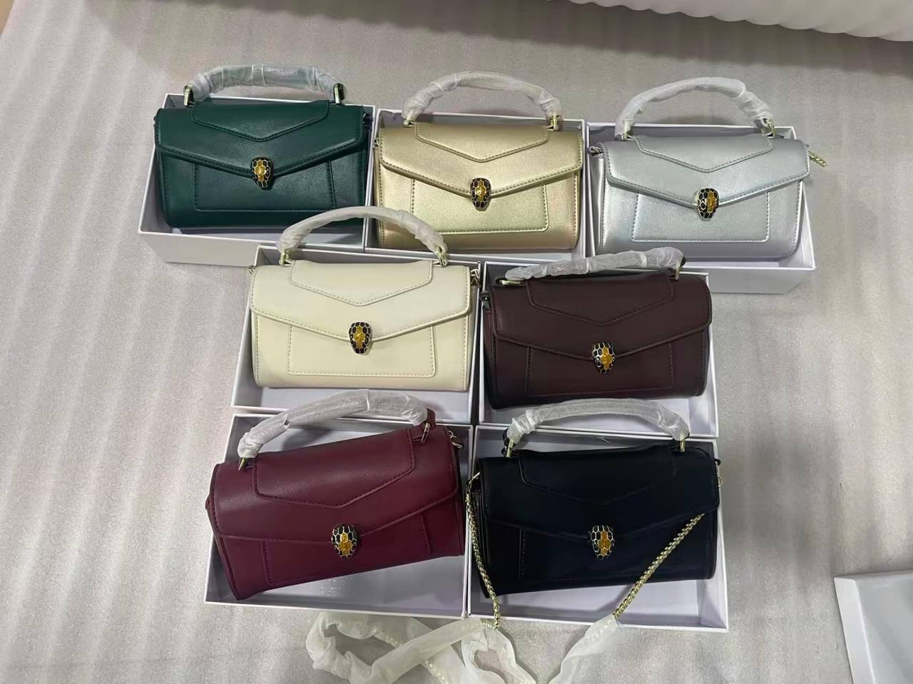 Bvlgari
110 dhs💓
with box
🎁🎁🎁

size 19×5×10cm

Zain213
♥️♥️♥️