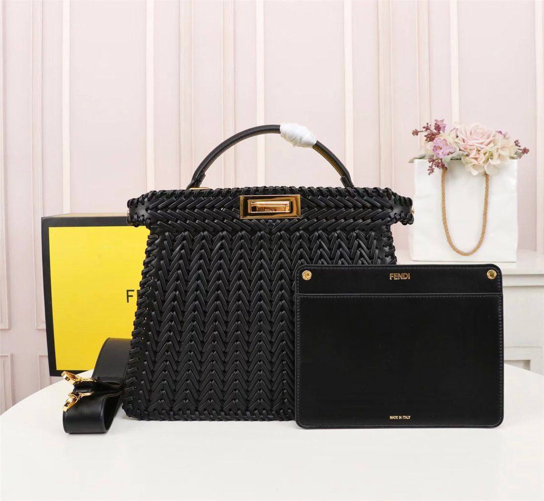 FENDI 

COPY ONE 
 WITH BOX 
🎁🎁🎁

180 dhs✅

Zain295
♥️♥️♥️