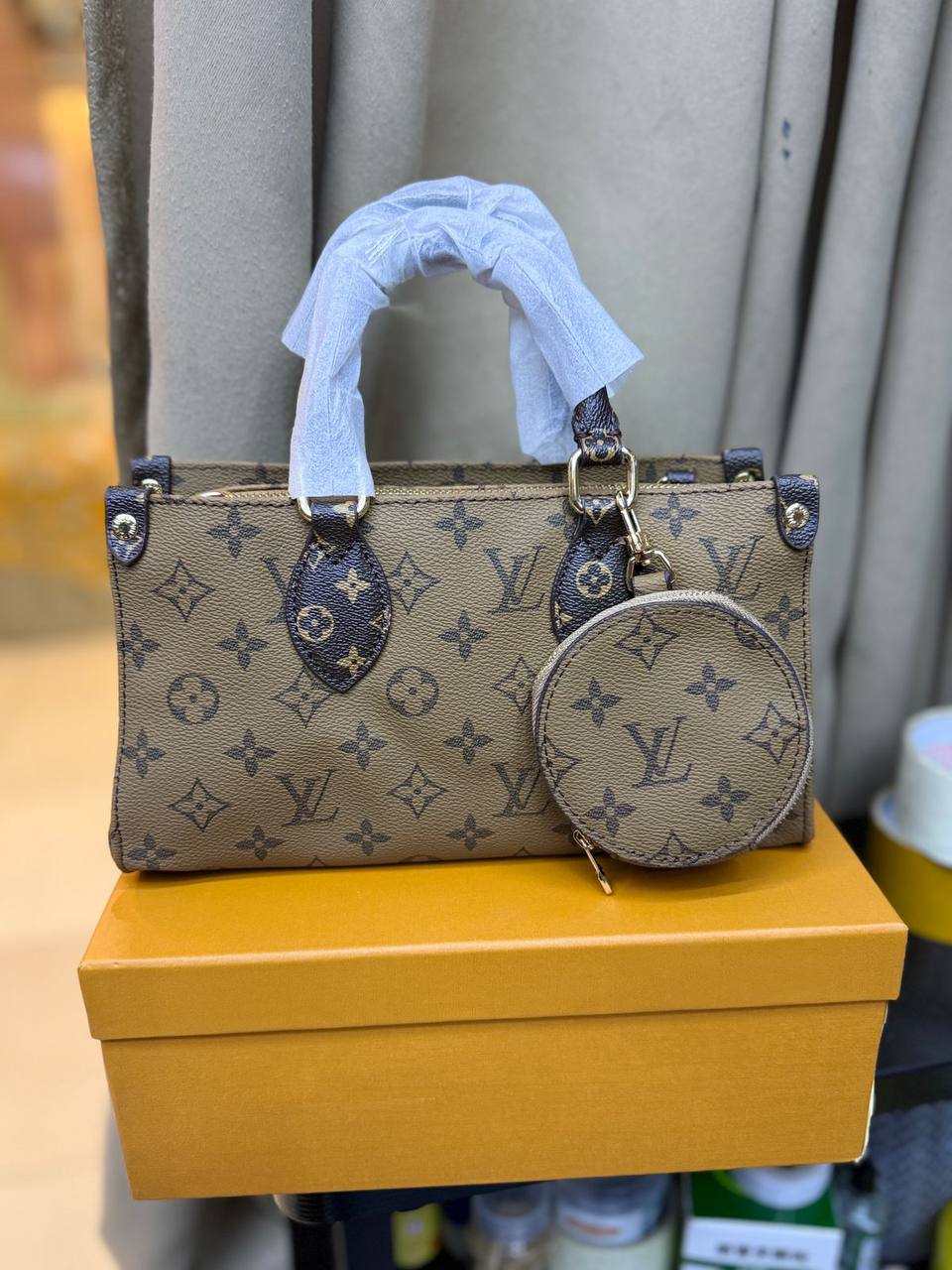 LV
QUALITY 💯
SIZE 26CM
110 dhs✅
WITH BOX 📦 

Zain70
♥️♥️♥️