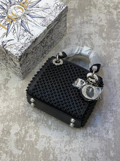 Dior
270 dhs❣️

Zain175
♥️♥️♥️