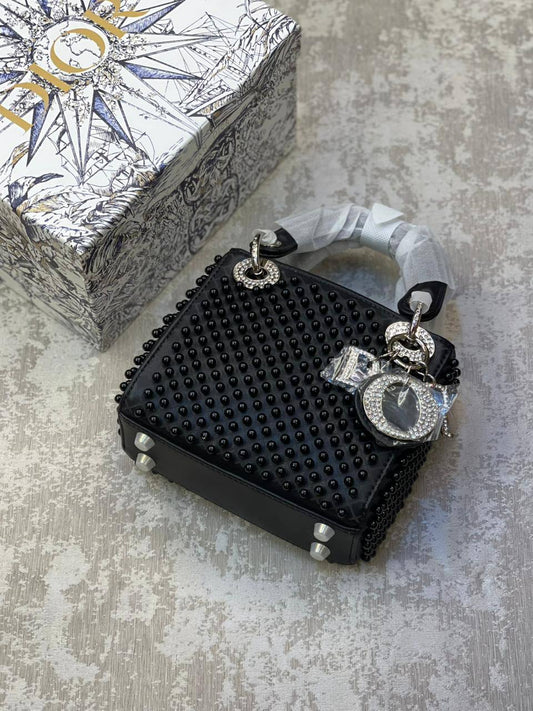 Dior
270 dhs❣️

Zain175
♥️♥️♥️