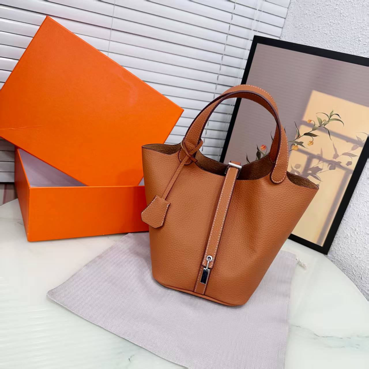 HERMES
Best quality with box
115 dhs💓
size 15CM

Zain290
♥️♥️♥️