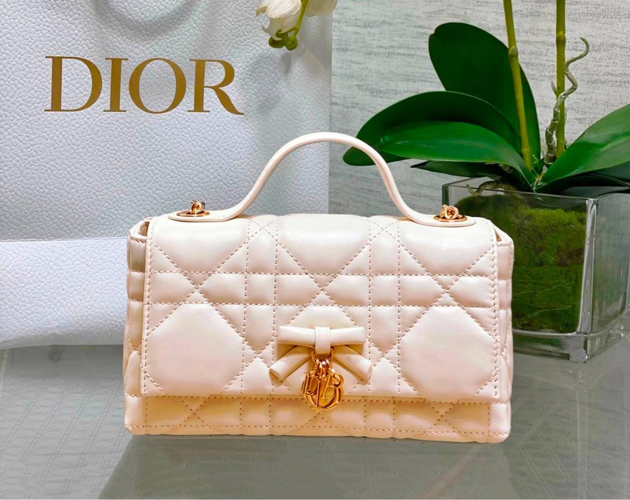 DIOR 

HIGH QUALITY 

WITH BOX  
🎁🎁🎁

120 dhs✅

Zain17
♥️♥️♥️