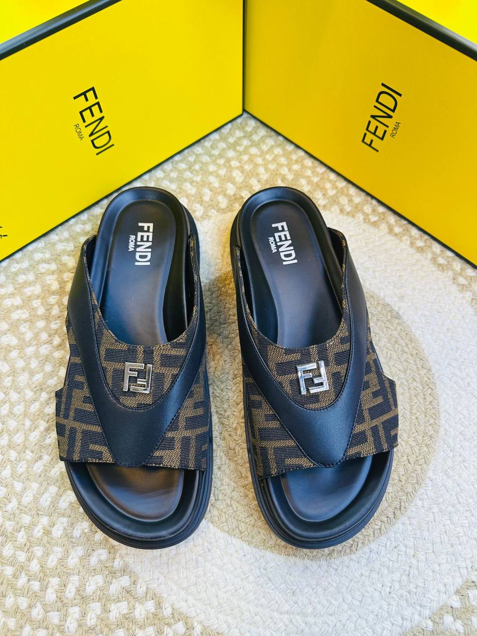 Slippers
High quality 
size 40-46 
200 dhs🪙🌨️

Zain132
♥️♥️♥️