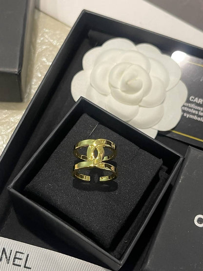 CHANEL ❤️‍🔥*
Necklace ✨
Earring🐦‍🔥
Ring free size 💍
Master quality 💯
With normal boxes 🗃️ 
140 dhs✅
With master box 🗃️ 
180 dhs✅

Zain216
♥️♥️♥️