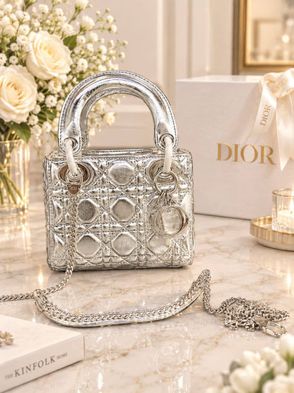 Dior Bag 

17Cm 
With Box
280 dhs🇦🇪🇦🇪

Zain131
♥️♥️♥️