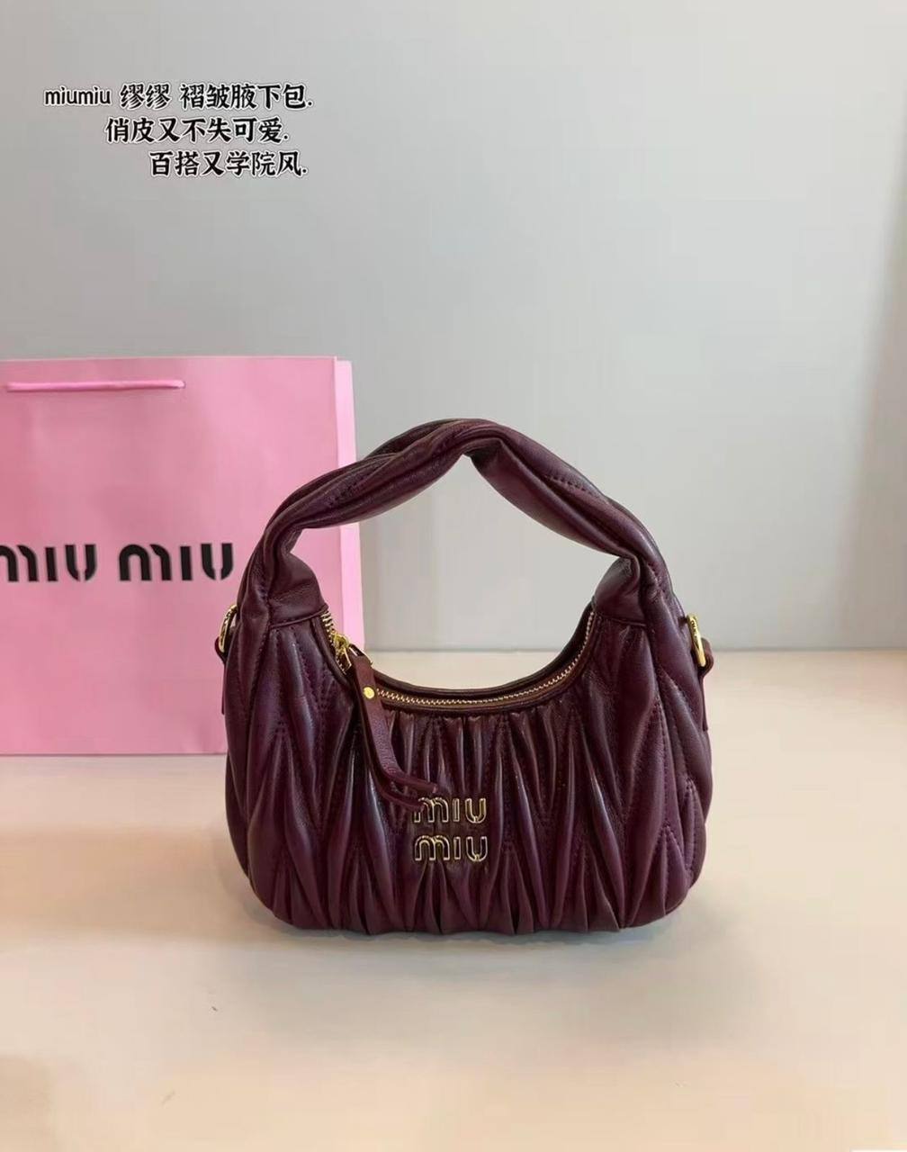 Miu Miu
New model, good quality,  
with box,  
🎁🎁🎁
size 21*12 cm 
95 dhs🪙🌨️

Zain12
♥️♥️♥️