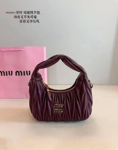 Miu Miu
New model, good quality,  
with box,  
🎁🎁🎁
size 21*12 cm 
95 dhs🪙🌨️

Zain12
♥️♥️♥️