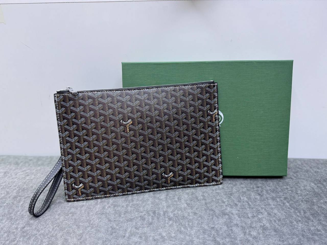 Pouch

70 dhs🪙🖤

Zain114
♥️♥️♥️