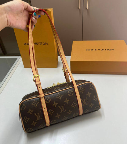 LV
GOOD QUALITY
 WITH BOX 
🎁🎁🎁

90 dhs🪙🌨️

Zain39
♥️♥️♥️