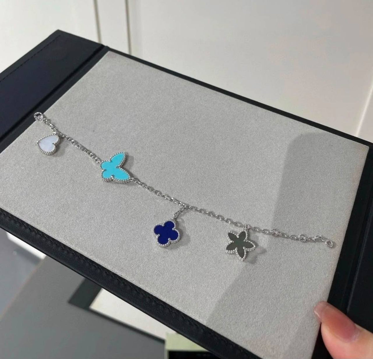 VCA Bracelet

Master quality 

75 dhs🇦🇪🇦🇪 
normal box 📦 


110 dhs🇦🇪🇦🇪
original box 🎁

Zain48
♥️♥️♥️