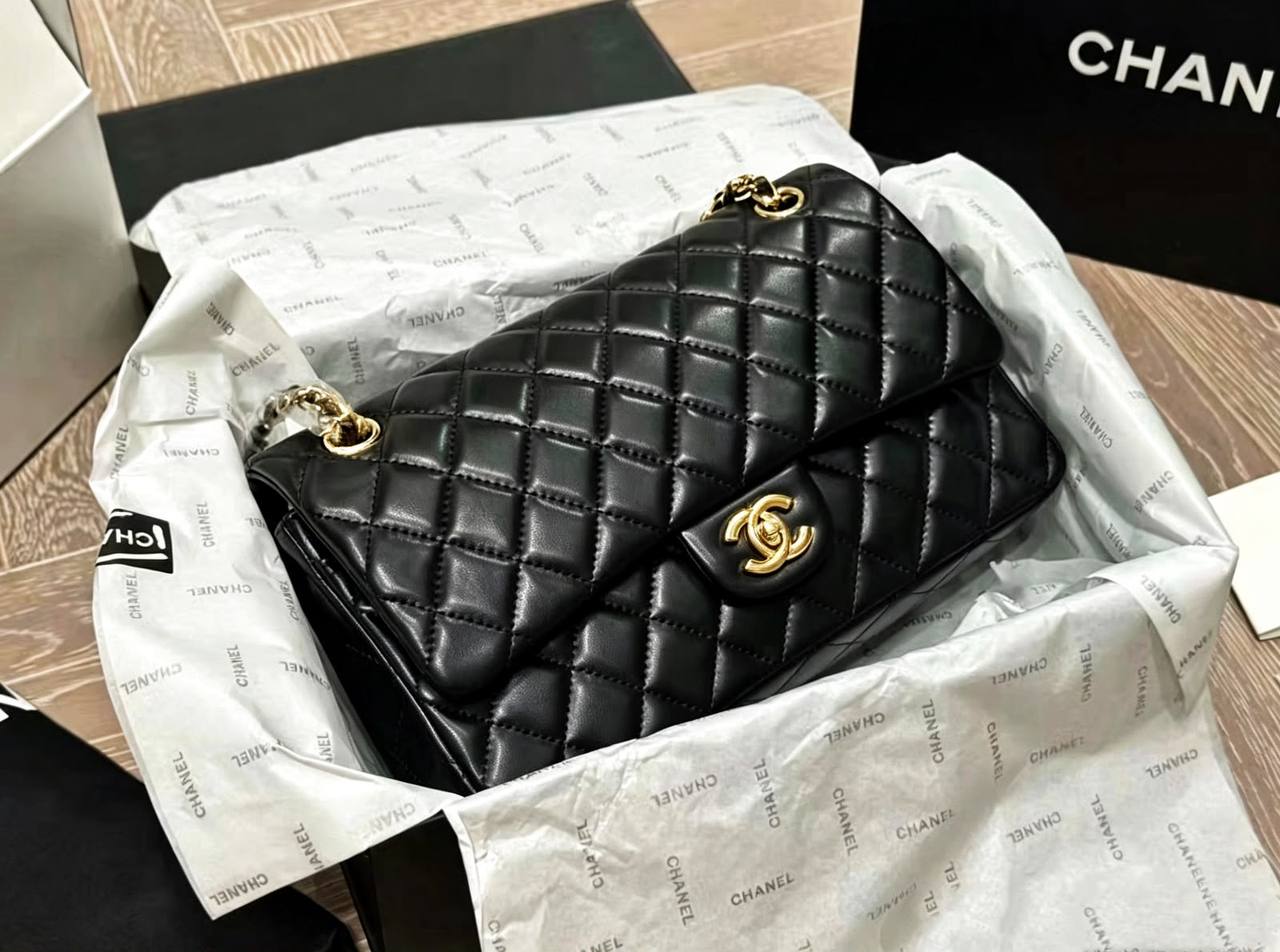 CHANEL

 NEW CAME 

HIGH QUALITY  

WITH  BOX  

150 DHS…🇦🇪🇦🇪
Zain295
♥️♥️♥️