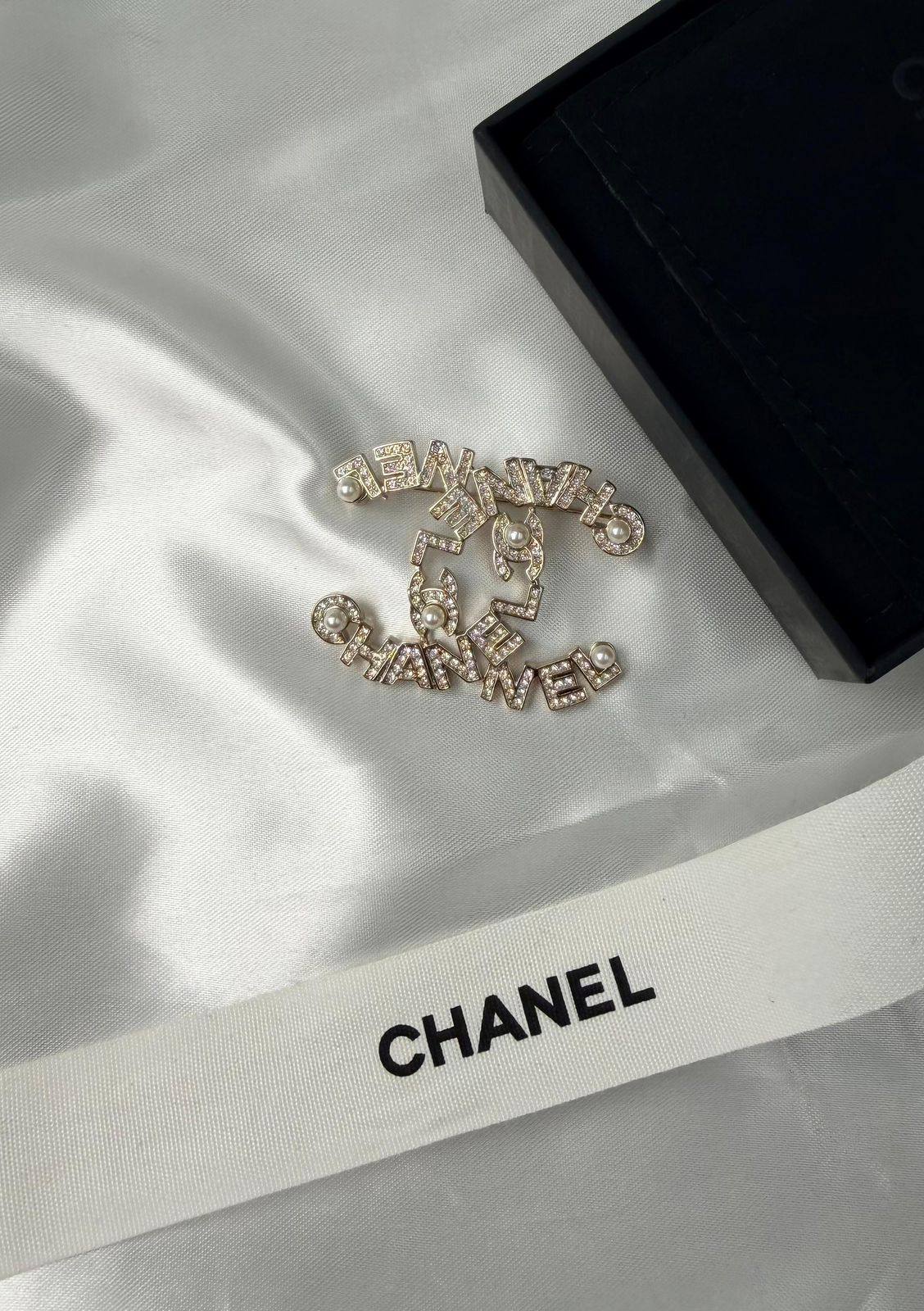*CHANEL*  🤍

🆕🎉🥳🎊🆕
* BROOCH, Clip , Pin
* Gold-Finish Metal (Gold Plated)

* ⁠↗️ *Super Master Quality ®️* 🫆

*75 dhs💚* with *Normal* Box & Bag
*95 dhs💚* with *Orignal* Packaging 🎁

Zain209
♥️♥️♥️