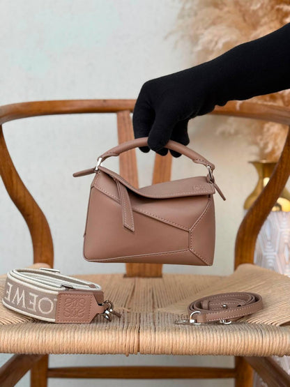 LOEWE
18cm
320 dhs🇦🇪🇦🇪
Top quality 
With box🎁

Zain167
♥️♥️♥️