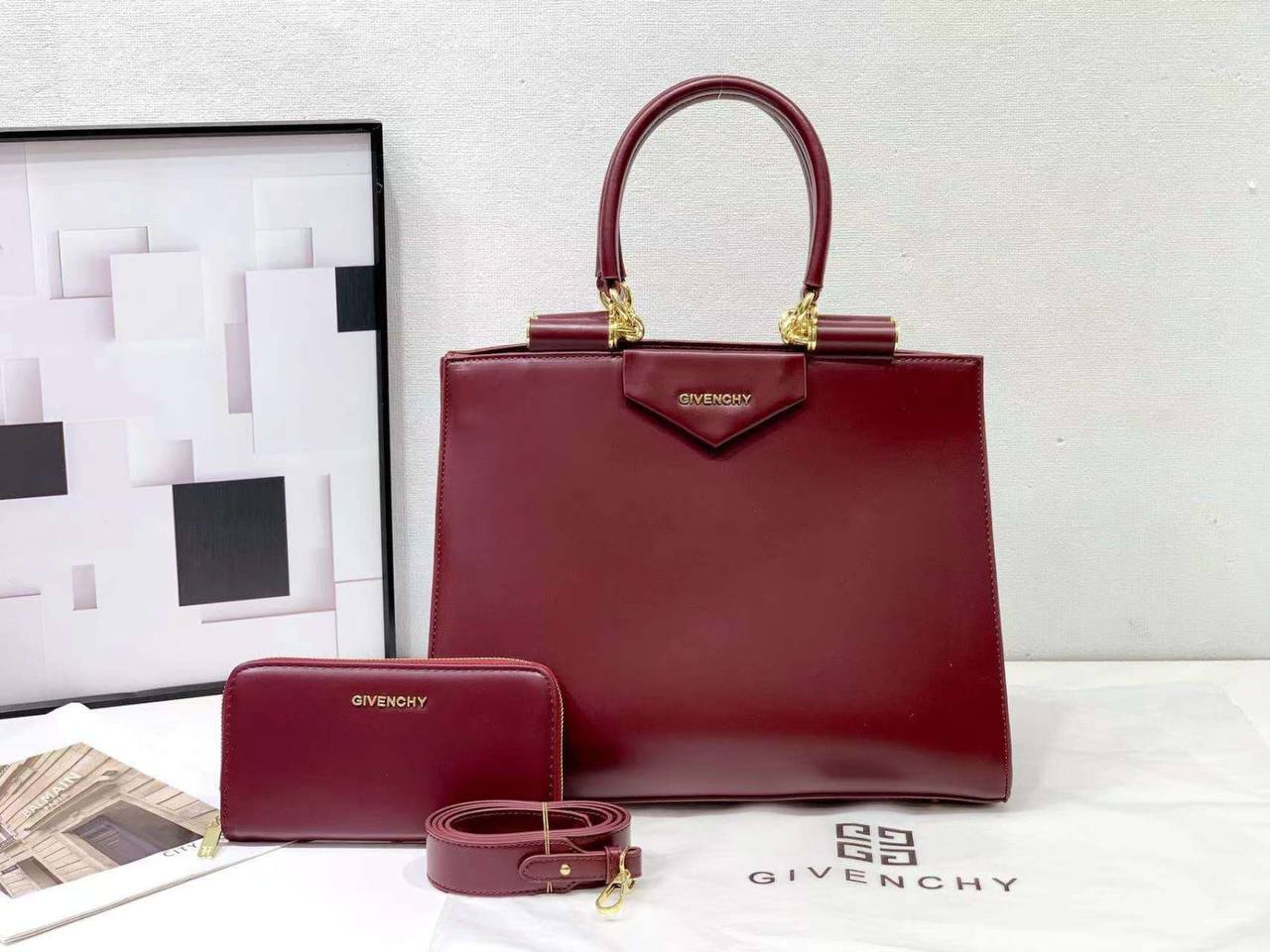 GIVENCHY Antigona Handbag
With Zipper Long Wallet
And Long Belt Strap
Gold Hardware
Size : 35 cm

120 dhs💓

Zain239
♥️♥️♥️
