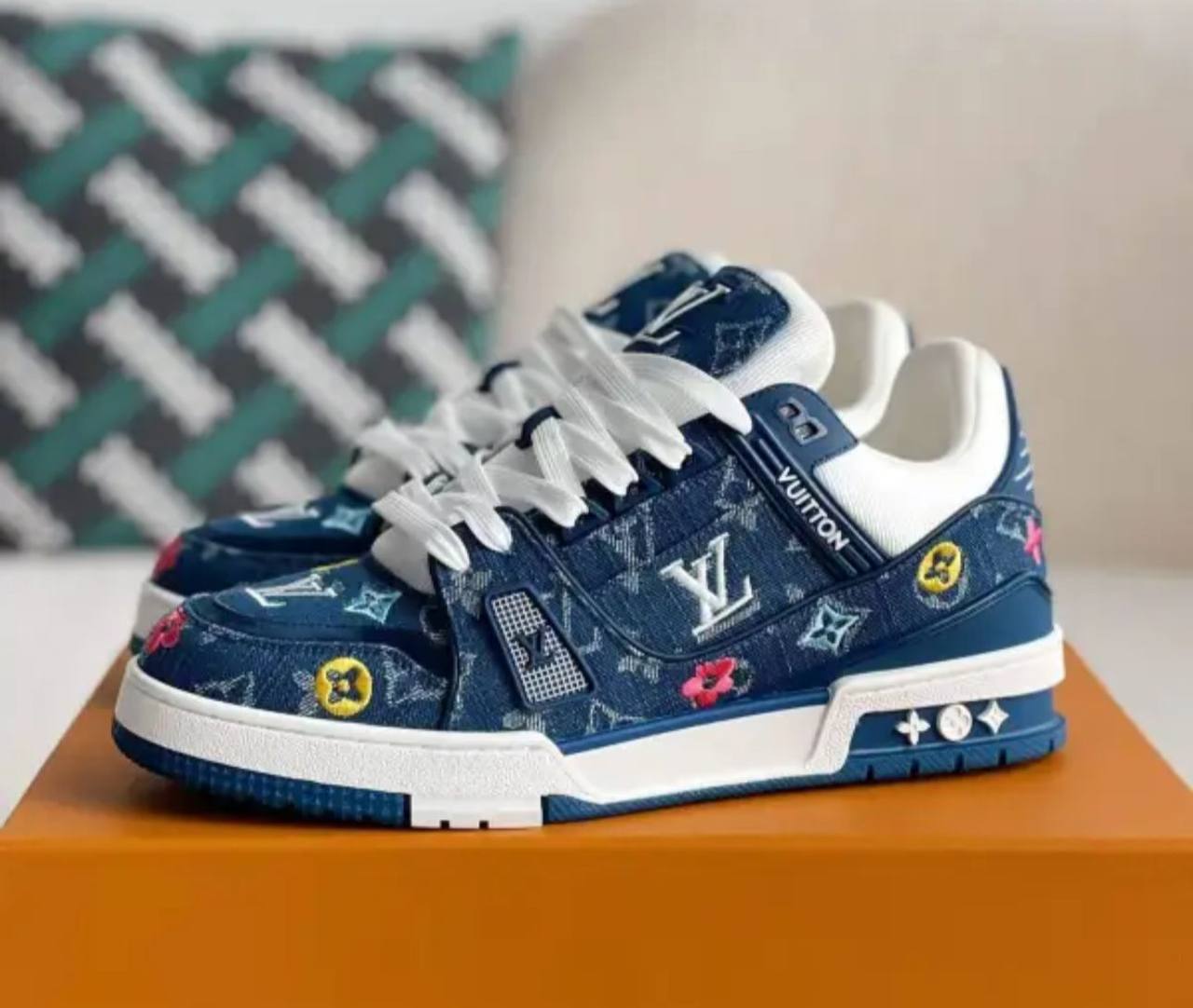 LV 
Size 39 TO 45 
170 dhs✅

Zain183
♥️♥️♥️