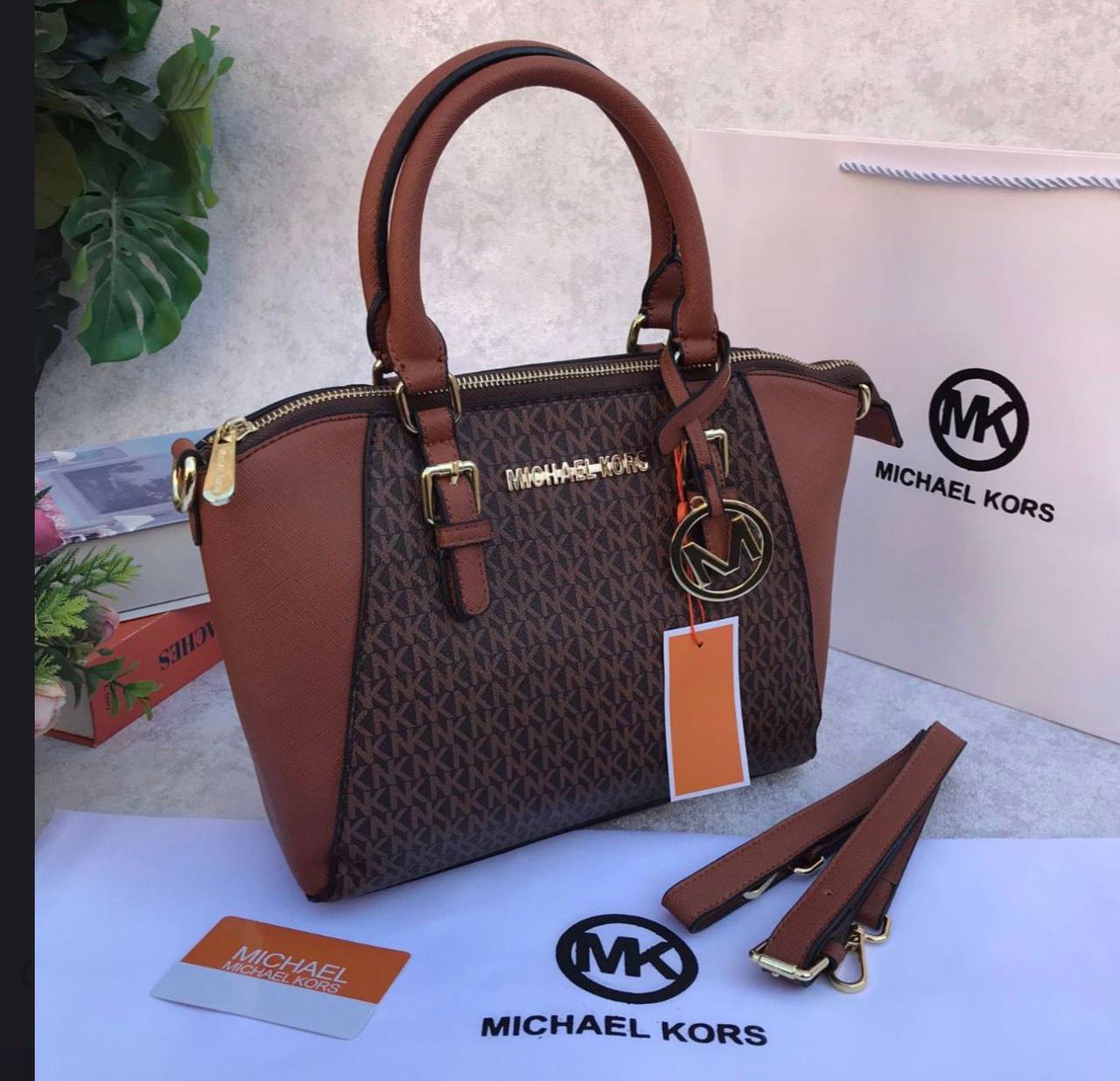 MK
95 dhs🇦🇪
size：26×22×12cm
Good quality

Zain35
♥️♥️♥️