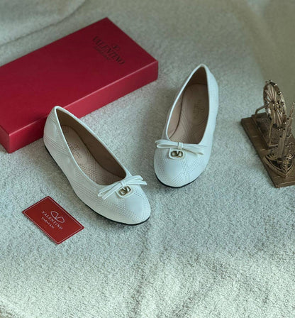 New. Valentino  ballerina 

   Size  .  36.  to 41

110 dhs🪙💚

Zain80
♥️♥️♥️