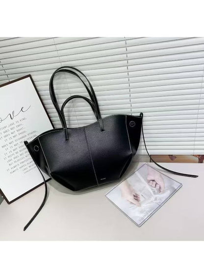 POLENE Totebag
Cyme leather Material
Open pocket
With BOX🎁
size : 42 cm
110 dhs✅
 
Zain239
♥️♥️♥️