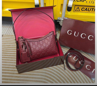 Gucci
95 dhs🇦🇪🇦🇪 
with box high quality  
22cm

Zain26
♥️♥️♥️