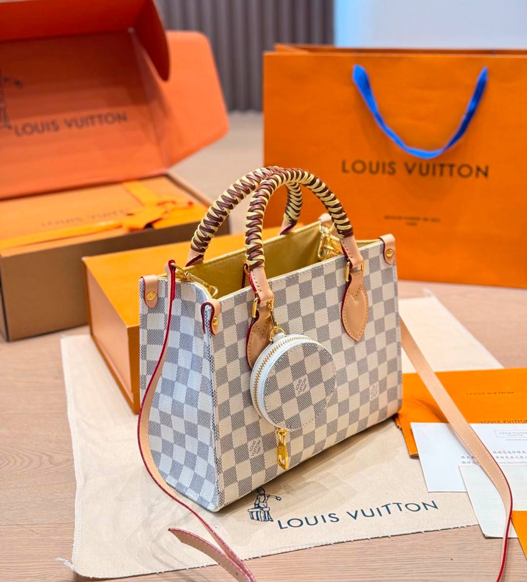 LV
 NEW DESIGN NASTER QUALITY 
260 dhs✅

Zain295
♥️♥️♥️