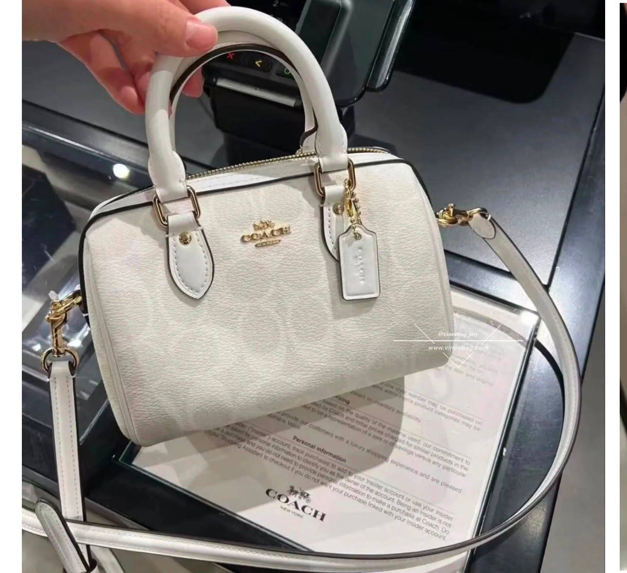 Coach
90 dhs✅
Size：18CM
Good-quality with box

Zain35
♥️♥️♥️