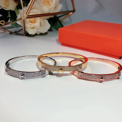 Hermes Bangle 💎
Master Quality 

*70* AED normal box 📦 
*95* AED master box 🗃️

Zain48
♥️♥️♥️