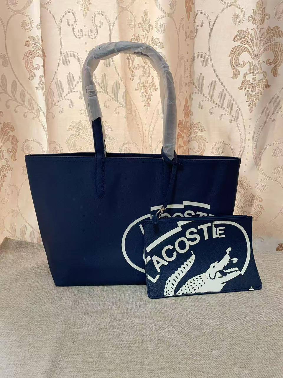 🌟 LACOSTE 🐊 2 in 1
✌🏻Double-sided usable bag
1⃣️First quality 
Size: 47 * 29 cm
85 dhs✅

Zain115
♥️♥️♥️