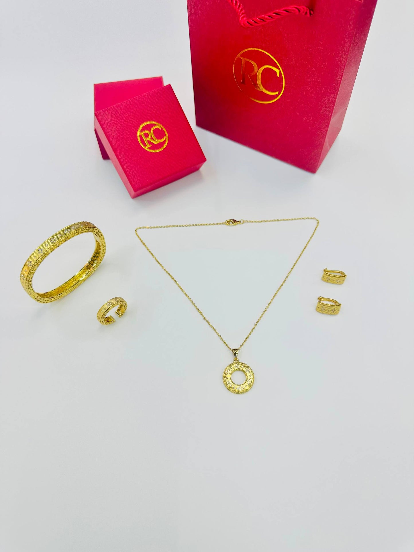 SET
Necklace ✨
Earring 🦋
Bangle 😍
Ring 💍 
With normal boxes 📦 
60 dhs🇦🇪🇦🇪

Zain216
♥️♥️♥️