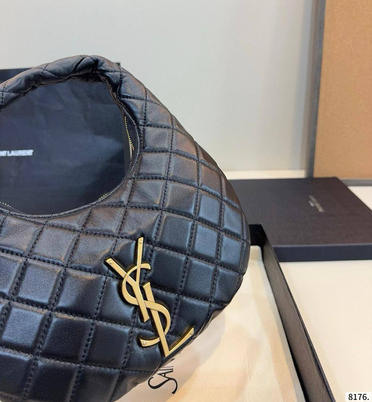 YSL 
COPY ONE SMALL SIZE NEW CAME 

WITH BOX 
🎁🎁🎁

130 dhs🪙🌨️

Zain39
♥️♥️♥️