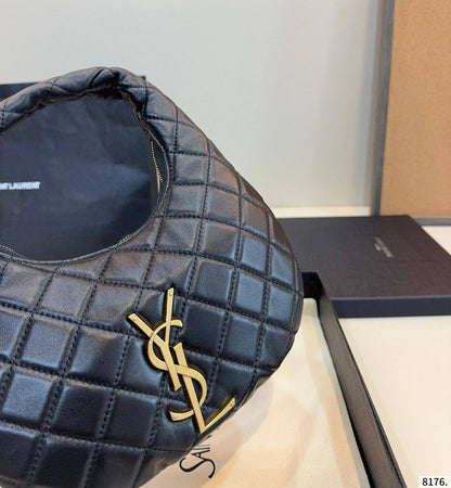 YSL 
COPY ONE SMALL SIZE NEW CAME 

WITH BOX 
🎁🎁🎁

130 dhs🪙🌨️

Zain39
♥️♥️♥️