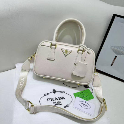 Prada 
115 dhs✅
Size 25 cm

Zain161
♥️♥️♥️