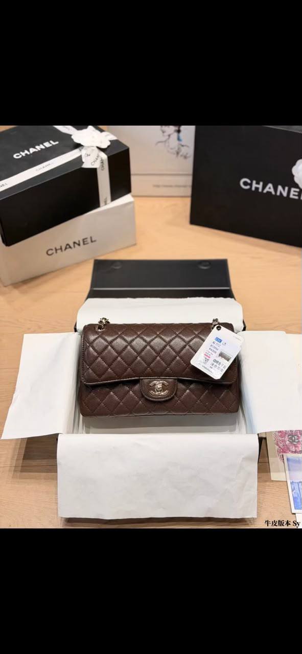 Chanel Classic Flap Bag 
Master quality 

25 cm with double box 📦 

220DHS🇦🇪🇦🇪

Zain95
♥️♥️♥️