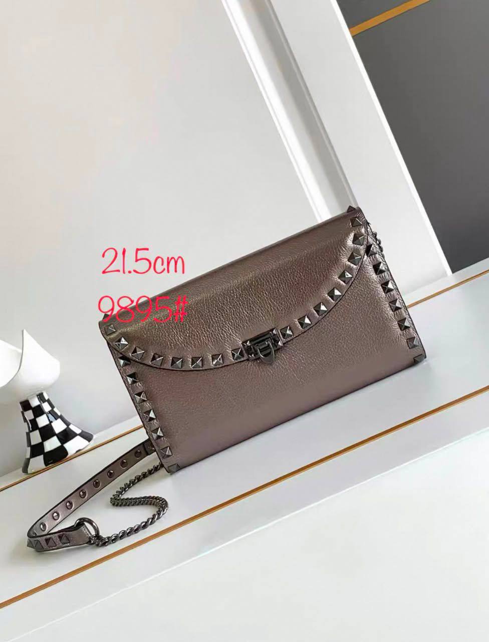 Valentino
110 dhs✅
High-quality with box

Zain35
♥️♥️♥️