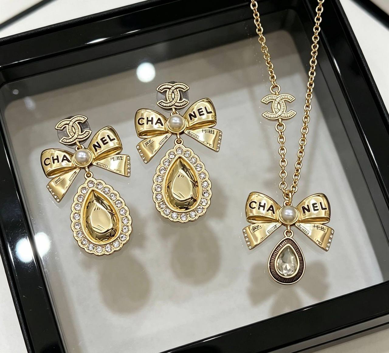 CHANEL❤️‍🔥*
Necklace🦋
Earring🌸
Master quality 💯
With normal boxes 🗃️ 
110 dhs✅
With master box 📦 
130 dhs✅

Zain216
♥️♥️♥️