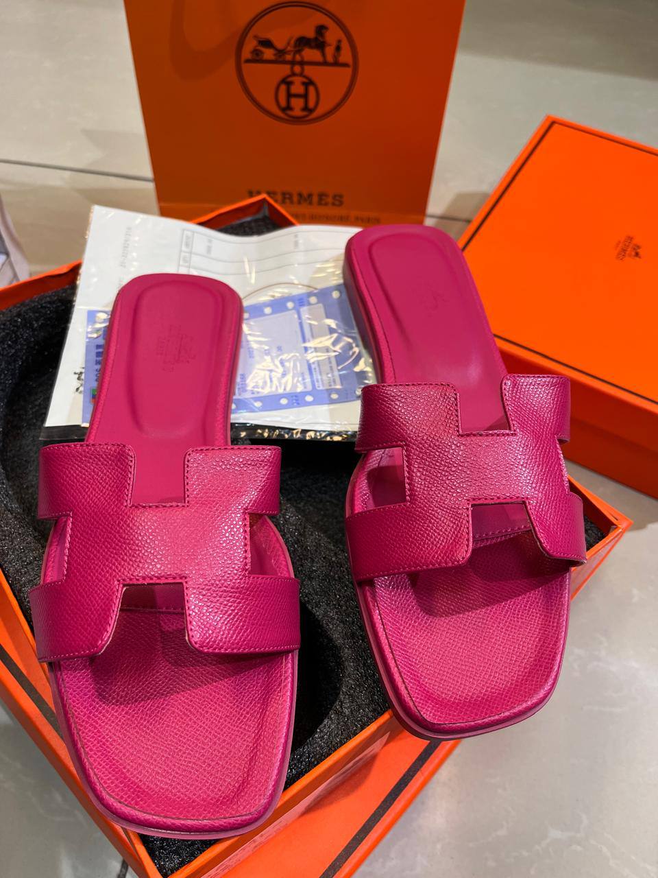 Hermes

Size:36 to 42

85 dhs🪙🌺

Zain241
♥️♥️♥️