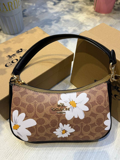 Coach tery 

25cm
95 dhs💓

with box
🎁🎁🎁

with cherry 🍒
115 dhs💓

Zain44
♥️♥️♥️