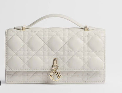 Dior
with box
🎁🎁🎁

100 dhs✅

Zain118
♥️♥️♥️