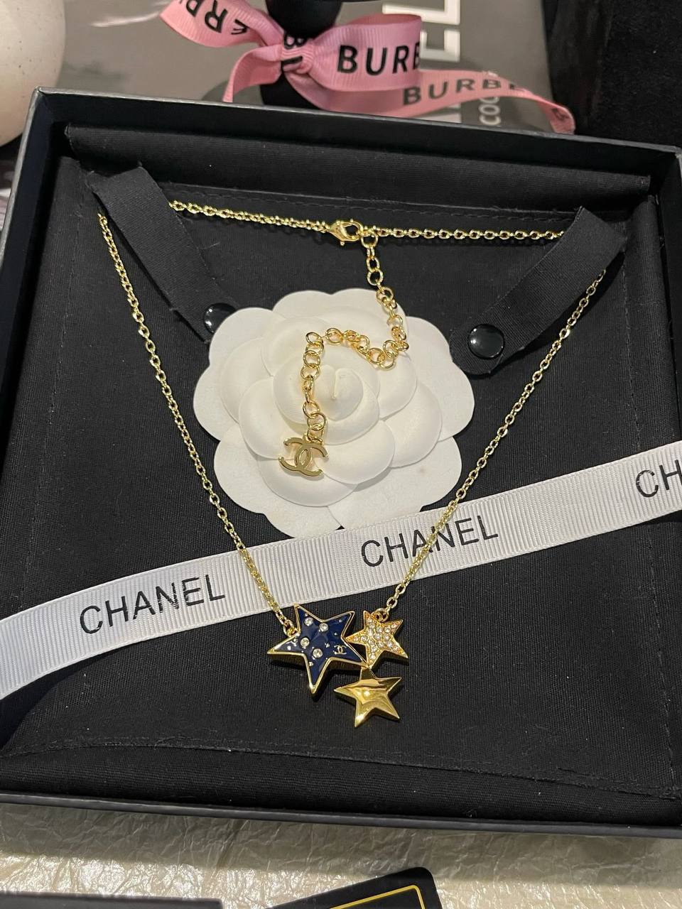 CHANEL❤️‍🔥*
Necklace ✨
Master quality 💯
With normal boxes 🗃️ 
55 dhs💓
With master box 📦 
80 dhs💓

Zain216
♥️♥️♥️