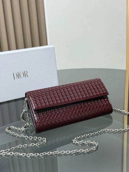 Dior
95 dhs🪙💚

with box
🎁🎁🎁

size 21cm

Zain41
♥️♥️♥️