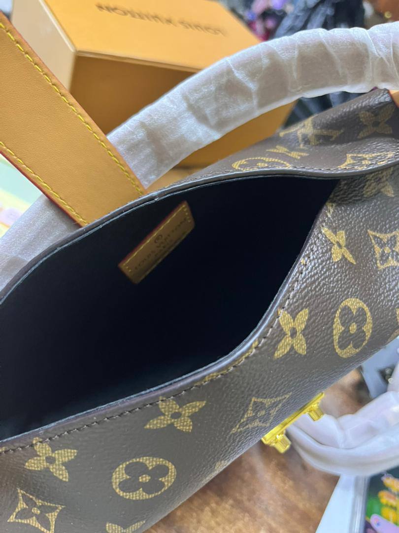 LV

95 dhs🇦🇪🇦🇪

with box
size 22×8×10cm

Zain42
♥️♥️♥️