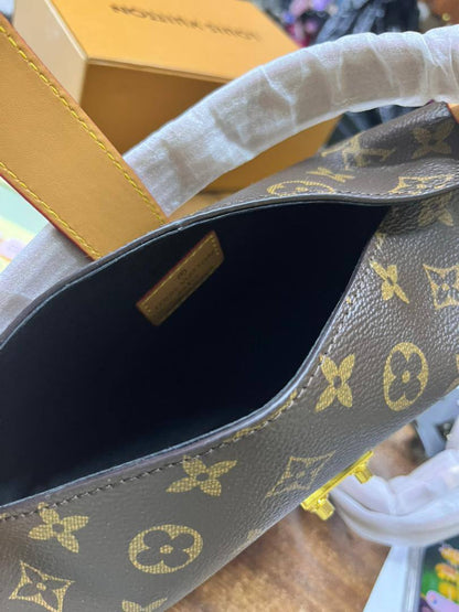 LV

95 dhs🇦🇪🇦🇪

with box
size 22×8×10cm

Zain42
♥️♥️♥️
