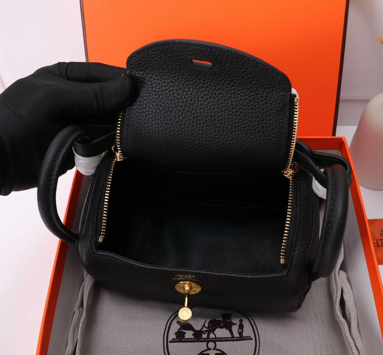 HERMES LINDY 
COPY ONE  
NEW CAME 
WITH BOX 
🎁🎁🎁

220 dhs🪙
 (leather)……
SIZE: MINI 18 cm

Zain39
♥️♥️♥️