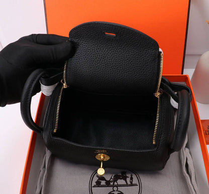 HERMES LINDY 
COPY ONE  
NEW CAME 
WITH BOX 
🎁🎁🎁

220 dhs🪙
 (leather)……
SIZE: MINI 18 cm

Zain39
♥️♥️♥️