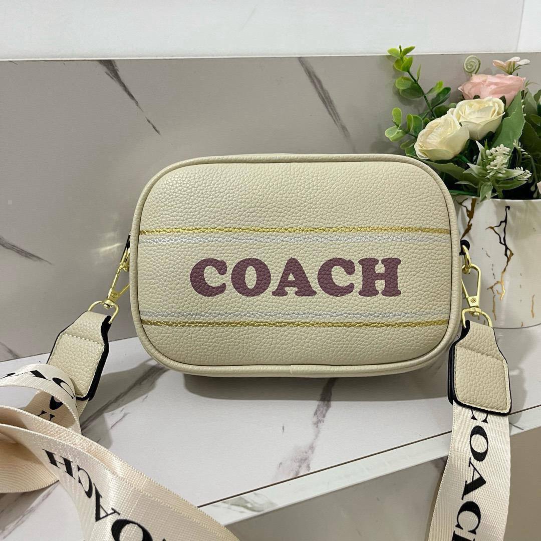 Coach
20*13*6.5cm
50 dhs✅

Zain17
♥️♥️♥️